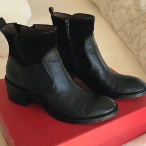 Donald J. Pliner Erryn black ankle boots. Leather/ Suede Size 8